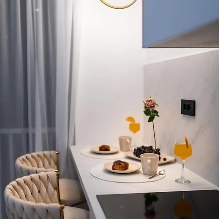 Amaro Luxury & With Balcony זאדאר