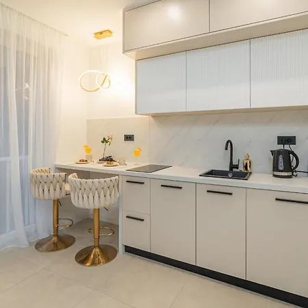 Amaro Luxury & With Balcony זאדאר