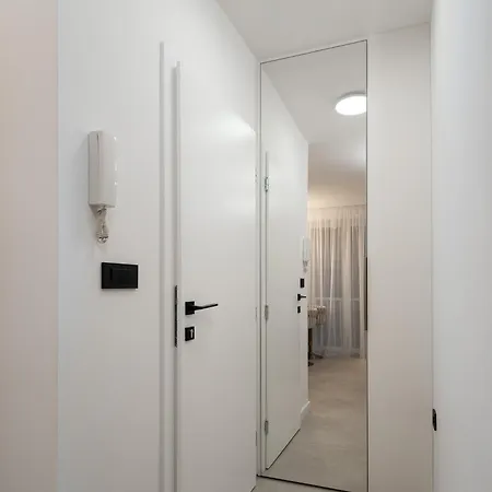 Amaro Luxury & With Balcony זאדאר